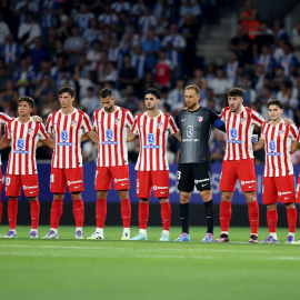 Los jugadores del Atlético de Madrid guardan un minuto de silencio antes del comienzo de su partido de liga contra el Espanyol, en es Estado de Cornellà.
