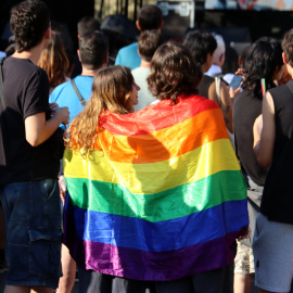 Dues noies amb una bandera LGTBI en el pregó del Pride Barcelona