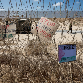 Carteles dejados por manifestantes en la valla, durante una protesta pidiendo el fin del genocidio en Gaza, a 19 de septiembre de 2025.