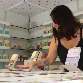 Una editora preparant els llibres de la seva parada al passeig de Lluís Companys de Barcelona