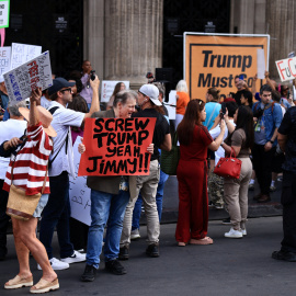 Concentracion en protesta por la cancelación del programa de Jimmy Kimmel, delante de El Capitan Entertainment Centre, el edificio propiedad de The Walt Disney Company donde se grababa el 'late night', en Hollywood.