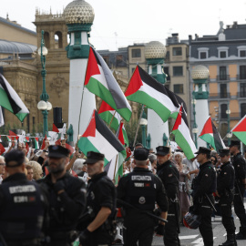 Concentración a favor de Palestina frente a la alfombra roja de la gala inaugural de la 73 el Festival Internacional de Cine de San Sebastián.