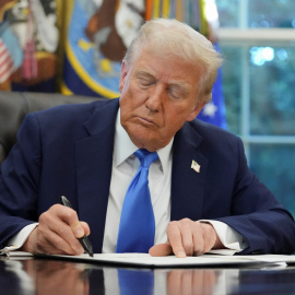 El presidente de EEUU, Donald Trump, firma una orden ejecutiva en el Despacho Oval de la Casa Blanca, en Washington.