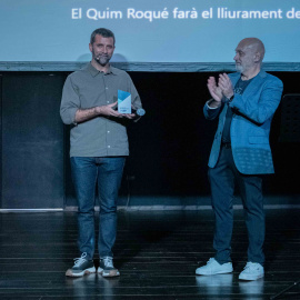 El fotoperiodista Jordi Borràs mostra el Premi Transhumant al millor treball de fotografia compromesa.