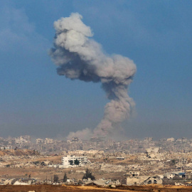 El humo se eleva tras un ataque aéreo israelí en el norte de Gaza.