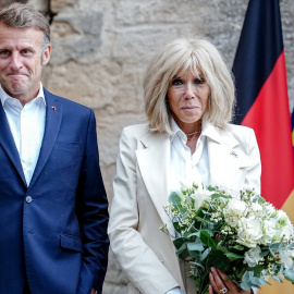 El presidente francés, Enmanuel Macron, junto a su mujer, Brigitte Macron.