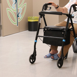 Una dona amb caminador espera ser atesa en un CAP.