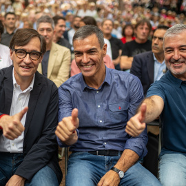 El presidente de la Generalitat de Cataluña, Salvador Illa; el presidente del Gobierno, Pedro Sánchez y el alcalde de Barcelona, Jaume Collboni, durante la Fiesta de la Rosa del PSC.