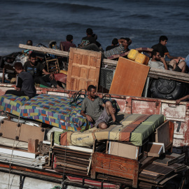 Palestinos desplazados huyen de la Ciudad de Gaza