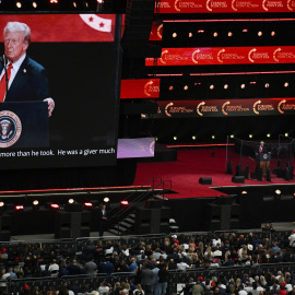 El presidente de Estados Unidos, Donald Trump, habla durante un servicio conmemorativo en memoria del comentarista conservador asesinado Charlie Kirk en el State Farm Stadium en Glendale, Arizona, EE. UU., el 21 de septiembre de 2025.