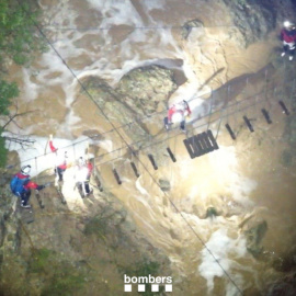Treballs de recerca durant la nit dels Bombers a Sant Quintí de Mediona per localitzar una segona persona desapareguda en els aiguats de diumenge
