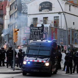 Mossos d'Esquadra frente a las casas La Ruina y El Kubo en Barcelona, anteposibles incidentes con miembros de Desokupa. 11 de mayo de 2023.