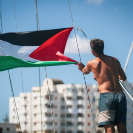 Un voluntario de la Global Sumud Flotilla en el puerto de Bizerta, en el norte de Túnez