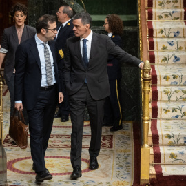 El ministro de Economía, Carlos Cuerpo (i) y el presidente del Gobierno, Pedro Sánchez (d), llegan a una sesión plenaria, en el Congreso de los Diputados, a 8 de mayo de 2025