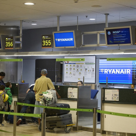 Varias personas en un puesto de facturación de Ryanair.