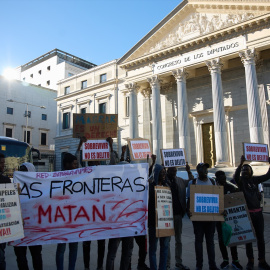 Varias personas se concentran frente al Congreso en defensa de la ILP RegularizaciónYa. Imagen de archivo.