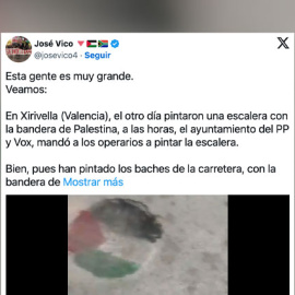 Vecinos de Xirivella pintan baches con la bandera palestina para que los arreglen.