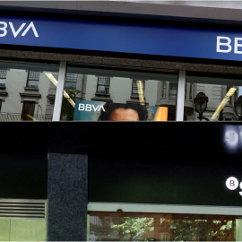 Los logos de BBVA y del Banco Sabadell en sendas sucursales de las entidades en Bilbao.