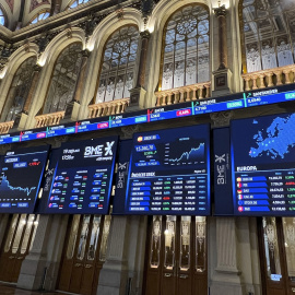 Paneles informativos en la Bolsa de Madrid.