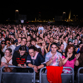 Diversos assistents del concert de la Ludwig Band a l'escenari de la platja del Bogatell a Barcelona de l'any passat