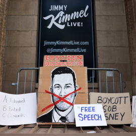 Protesta frente al estudio de la ABC donde se graba el programa de Jimmy Kimmel.