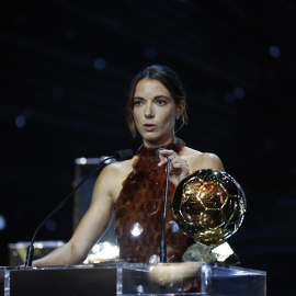 La catalana Aitana Bonmati recoge el Balón de Oro durante la ceremonia en París.