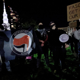 Imagen de archivo de contramanifestantes frente a una vigilia de oración por Charlie Kirk, en Boston.