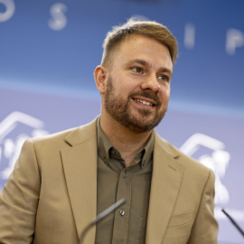 El diputado de Sumar Alberto Ibáñez en una rueda de prensa, en el Congreso de los Diputados.