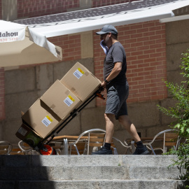 Un hombre trabaja en una calle de Madrid.