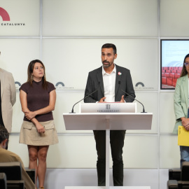 Alberto Bondesio (PSC), Anna Balsera (ERC), Andrés Garcia (Comuns) i Laure Vega (CUP), en roda de premsa al Parlament