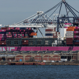 Contenedores apilados en la cubierta del buque de carga 'One Minato' en Port Liberty New York, en Staten Island.