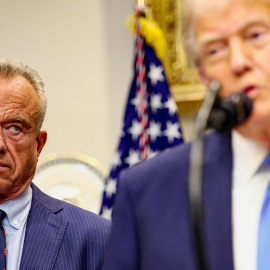 El secretario de Salud estadounidense, el antivacunas Robert F. Kennedy Jr., mira al presidente de EEUU, Donald Trump, durante su comparecencia en la Casa Blanca, en la que se relacionó el paracetamol con el autismo.