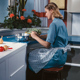 Mujer en la cocina en 1949. Foto publicada en la portada de la revista Kotiliesi.