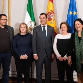 Moreno Bonilla con las hermanas de García Caparrós, a las que tardó más de tres años en recibir.
