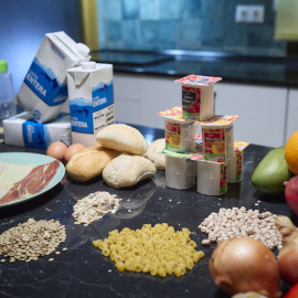 Foto de archivo de varios productos de la cesta de la compra.