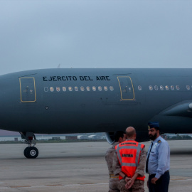 Avión en el que varias personas han sido evacuadas de Gaza a su llegada a la Base Aérea de Torrejón, a 16 de noviembre de 2023, en Torrejón de Ardoz, Madrid (España). Los ciudadanos han llegado en un avión T-24 (Airbus A330) del Ejército del Aire y del Espacio procedente del aeropuerto de El Cairo (Egipto). Un grupo de 29 ciudadanos con pasaporte español salió ayer de Gaza. Sumados a los que consiguieron abandonar la Franja los pasados lunes y martes, se eleva a 143 la cifra de evacuados, que incluye también a familiares de los hispano-palestinos. Con esta última salida, el Ministerio de Asuntos Exteriores da por concluida esta fase de la operación de evacuación de la Franja. Un avión del Ejército del Aire ha recogido a todos en El Cairo para ser trasladados a España.Ricardo Rubio / Europa Press16 NOVIEMBRE 2023;MIGRANTES;INMIGRANTES;LLEGADA;AEROPUERTO;MILITAR;16/11/2023