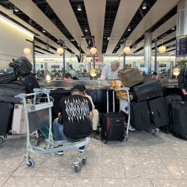 Varias personas en la Terminal 4 del Aeropuerto de Londres tras el retraso y la cancelación de vuelos.