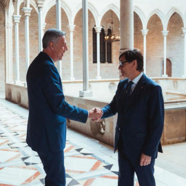 L'alcalde de Badalona, Xavier Garcia Albiol, estreny la mà del president de la Generalitat, Salvador Illa en una recent trobada.