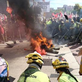 Los bomberos forestales en la manifestación que ha recorrido Valladolid.