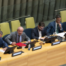 Los presidentes de Uruguay, Yamandú Orsi, de Brasil, Luiz Inácio Lula da Silva, de Chile, Gabriel Boric, del Gobierno de España, Pedro Sánchez, y de Colombia, Gustavo Petro, durante la segunda edición del foro en defensa de la democracia este miércoles en Nueva York