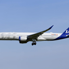 Foto de archivo de un avión de Scandinavian Airlines (SAS) llegando al aeropuerto de Copenhagen, Dinamarca.