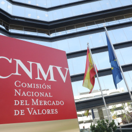 Imagen de archivo del cartel a la entrada del edificio de la Comisión Nacional del Mercado de Valores en Madrid.