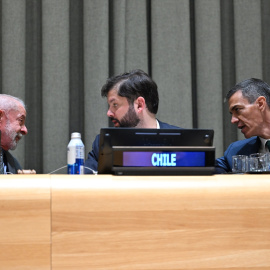 El presidente del Gobierno, Pedro Sánchez (d), conversa con el presidente de Chile, Gabriel Boric (c) y el presidente de la República Federativa de Brasil, Luiz Inácio Lula da Silva.