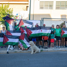 (Foto de ARCHIVO)Profesores y alumnos con banderas de Palestina en las inmediaciones de un centro educativo, a 18 de septiembre de 2025, en Madrid (España). Marea Palestina informó ayer en un comunicado que algunos centros educativos habían recibido una orden por parte de la Consejería de Educación de la Comunidad de Madrid para retirar las banderas palestinas y símbolos de apoyo a Gaza de los colegios.Rafael Bastante / Europa Press18 SEPTIEMBRE 2025;PALESTINA;GAZA;APOYO;PUEBLO PALESTINO;COMUNIDAD DE MADRID18/9/2025