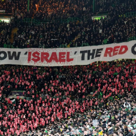 Imagen de archivo de aficionados del Celtic desplegando en las gradas una pancarta contra el genocidio israelí.