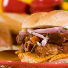 Foto de pan con chicharrón peruano