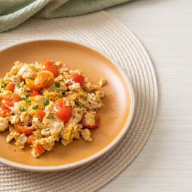 Receta de huevo revuelto con tomate.