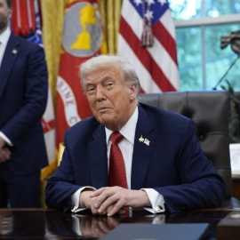 El presidente de Estados Unidos, Donald Trump, pronuncia un discurso durante la firma de órdenes ejecutivas en la Oficina Oval de la Casa Blanca.