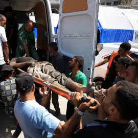 Palestinos transportan a un hombre herido en un ataque israelí, según médicos, en el Hospital Árabe Al-Ahli en la ciudad de Gaza, el 4 de septiembre de 2025. REUTERS/Dawoud Abu Alkas