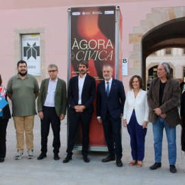 Foto de família de les autoritats abans de l'inici de la inauguració de l'Àgora Cívica a Barcelona